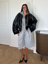 Carica l'immagine nel visualizzatore di Gallery, GIUBBOTTO NERO OVER CON FELPA