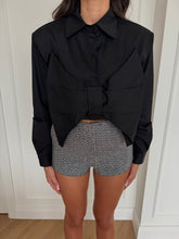 Carica l&#39;immagine nel visualizzatore di Gallery, CAMICIA CROP FIOCCO NERA
