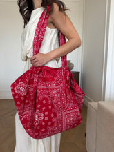 Carica l'immagine nel visualizzatore di Gallery, TOTE BAG LUMINA BANDANA ROSSO

