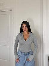 Carica l'immagine nel visualizzatore di Gallery, MAGLIA CON COLLETTO GRIGIO
