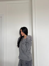 Carica l&#39;immagine nel visualizzatore di Gallery, GIACCA IN MAGLIA CON CAPPUCCIO IN PELLICCIA PELLICCIA GRIGIO
