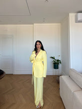 Carica l'immagine nel visualizzatore di Gallery, TAILLEUR LACCIO GIALLO
