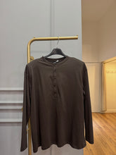 Carica l'immagine nel visualizzatore di Gallery, MAGLIA OVER CON BOTTONCINI E SPALLINE
