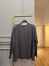 Carica l'immagine nel visualizzatore di Gallery, MAGLIA OVER CON BOTTONCINI E SPALLINE
