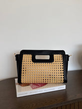 Carica l'immagine nel visualizzatore di Gallery, BAG RAFIA E INSERTI IN PELLE NERO
