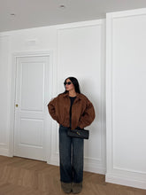 Carica l&#39;immagine nel visualizzatore di Gallery, GIACCA BOMBER CAMOSCIO CAMEL

