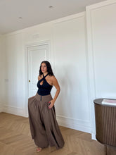 Carica l'immagine nel visualizzatore di Gallery, PANTALONI CORTI NINA MARRONE
