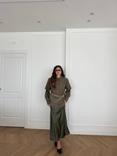 Carica l'immagine nel visualizzatore di Gallery, GONNA SATIN VERDE MILITARE
