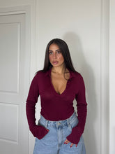 Carica l'immagine nel visualizzatore di Gallery, MAGLIA CON COLLETTO BORDEAUX
