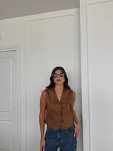 Carica l&#39;immagine nel visualizzatore di Gallery, GILET CAMOSCIO CAMEL
