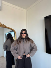 Carica l&#39;immagine nel visualizzatore di Gallery, BOMBER EFFETTO LANA MARRONE
