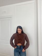 Carica l&#39;immagine nel visualizzatore di Gallery, CAMICIA CROP FIOCCO MARRONE
