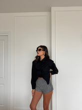 Carica l&#39;immagine nel visualizzatore di Gallery, CAMICIA CROP FIOCCO NERA
