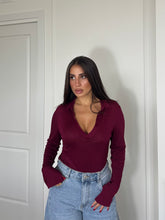 Carica l'immagine nel visualizzatore di Gallery, MAGLIA CON COLLETTO BORDEAUX
