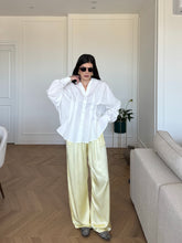 Carica l'immagine nel visualizzatore di Gallery, JOGGER SATIN GIALLO
