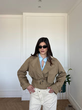 Carica l'immagine nel visualizzatore di Gallery, TRENCH CORTO CAMEL
