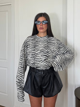 Carica l'immagine nel visualizzatore di Gallery, MAGLIA OVER ZEBRA LUMINA
