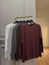 Carica l'immagine nel visualizzatore di Gallery, MAGLIA OVER CON BOTTONCINI E SPALLINE

