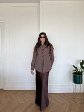 Carica l'immagine nel visualizzatore di Gallery, GONNA LUNGA SATIN MARRONE
