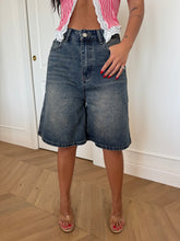 Carica l'immagine nel visualizzatore di Gallery, BERMUDA JEANS SCURO
