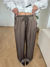 Carica l'immagine nel visualizzatore di Gallery, JOGGER SATIN MARRONE
