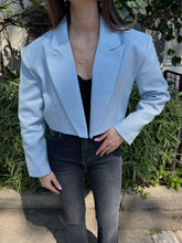 Carica l&#39;immagine nel visualizzatore di Gallery, BLAZER CROP OVER PASTEL AZZURRO
