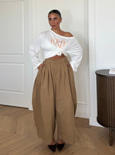 Carica l'immagine nel visualizzatore di Gallery, PANTALONI CROPPED LARGHI CAMEL

