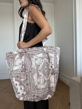 Carica l'immagine nel visualizzatore di Gallery, TOTE BAG LUMINA BANDANA PANNA/MARRONE
