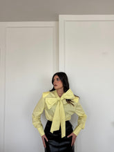 Carica l'immagine nel visualizzatore di Gallery, CAMICIA FIOCCO LUMINA GIALLO
