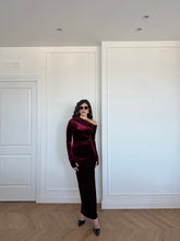 Carica l'immagine nel visualizzatore di Gallery, ABITO ASIMMETRICO VELLUTO BORDEAUX
