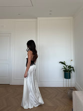 Carica l'immagine nel visualizzatore di Gallery, ABITO LUNGO SATIN CHIC PANNA
