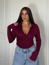Carica l'immagine nel visualizzatore di Gallery, MAGLIA CON COLLETTO BORDEAUX
