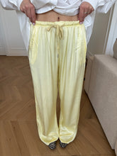 Carica l'immagine nel visualizzatore di Gallery, JOGGER SATIN GIALLO
