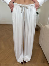 Carica l'immagine nel visualizzatore di Gallery, JOGGER SATIN GHIACCIO
