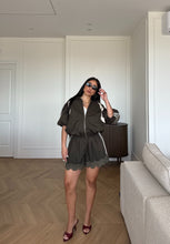Carica l'immagine nel visualizzatore di Gallery, PANTALONCINI CON PIZZO VERDE MILITARE

