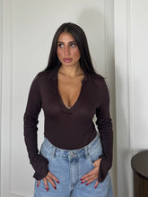 Carica l'immagine nel visualizzatore di Gallery, MAGLIA CON COLLETTO MARRONE
