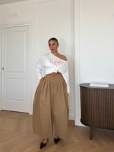 Carica l'immagine nel visualizzatore di Gallery, PANTALONI CROPPED LARGHI CAMEL
