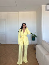 Carica l'immagine nel visualizzatore di Gallery, TAILLEUR LACCIO GIALLO
