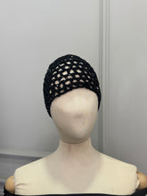 Carica l'immagine nel visualizzatore di Gallery, CAPPELLO UNCINETTO NERO MICROPAILLETTES
