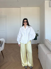 Carica l'immagine nel visualizzatore di Gallery, JOGGER SATIN GIALLO
