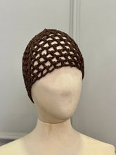 Carica l'immagine nel visualizzatore di Gallery, CAPPELLO UNCINETTO MARRONE MICROPAILLETTES
