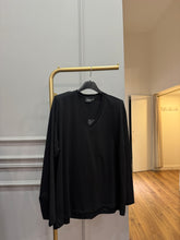 Carica l'immagine nel visualizzatore di Gallery, MAGLIA OVER SCOLLO A V CON SPALLINE

