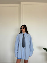 Carica l'immagine nel visualizzatore di Gallery, CAMICIA BASIC OVER AZZURRO
