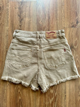 Carica l&#39;immagine nel visualizzatore di Gallery, SHORTS LEV*S INSIPIRED BEIGE
