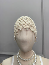 Carica l'immagine nel visualizzatore di Gallery, CAPPELLO UNCINETTO CON PERLINE PANNA
