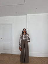 Carica l&#39;immagine nel visualizzatore di Gallery, PANTALONI PALAZZO CON PINCES MARRONE
