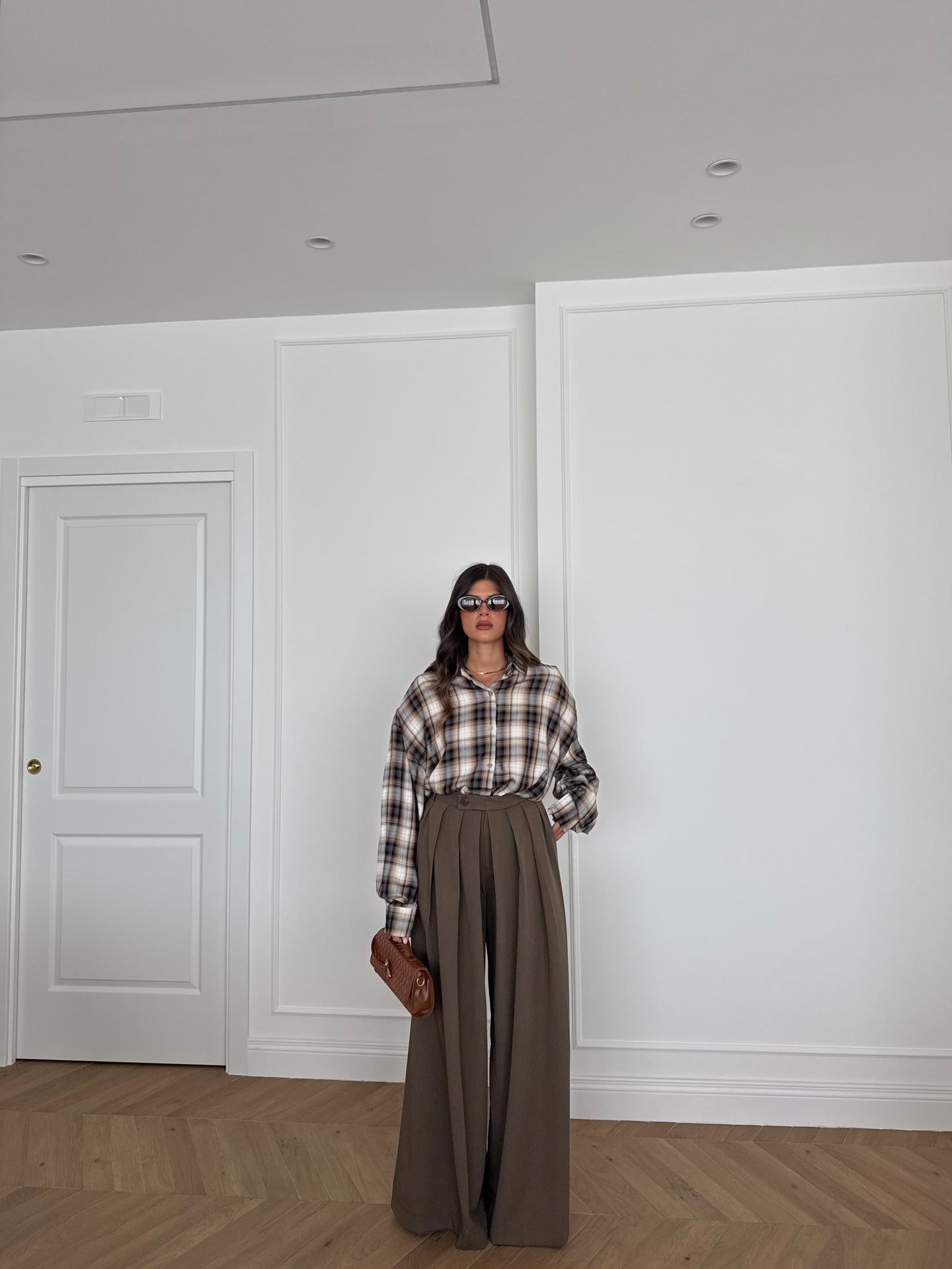 PANTALONI PALAZZO CON PINCES MARRONE