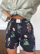 Carica l'immagine nel visualizzatore di Gallery, SHORTS BOX NERO FIORI
