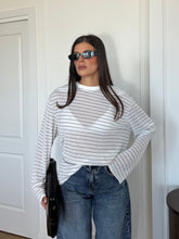 Carica l'immagine nel visualizzatore di Gallery, MAGLIA OVER RIGHE BIANCO
