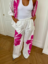 Carica l&#39;immagine nel visualizzatore di Gallery, PANTALONE FIORE FUCSIA LUMINA
